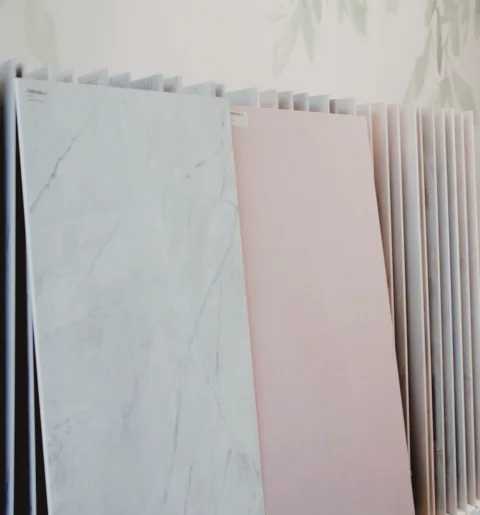 Ceramiche e superfici che definiscono gli spazi