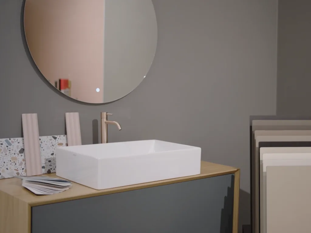 box doccia in vetro fumé con piatto doccia filo pavimento e mosaico